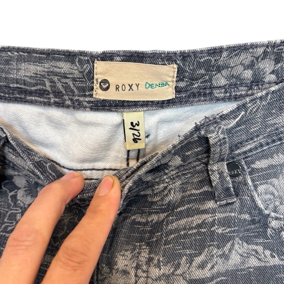 Roxy Women’s Denim Gray Floral Patterned Jeans Size 26 - Picture 4 of 6